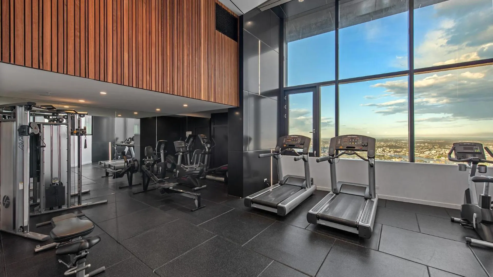 Skyhigh Style ~ 2Bed/2Bath/1Car/Views! ~ Cbd location